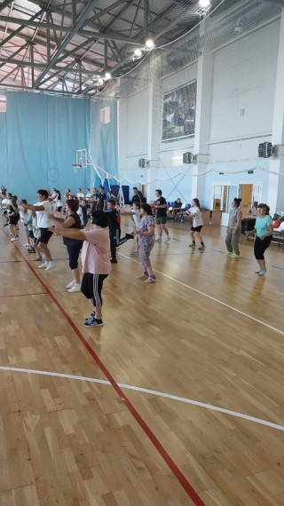 В спортивно- оздоровительном комплексе "Каширский" под руководством инструктора по спорту Вертий А.А. при поддержке тренеров Каширской ДЮСШ и молодых специалистов-физкультурников Бащевой Виктории и Королёва Сергея прошла зарядка для населения. В спортивно- оздоровительном комплексе "Каширский" под руководством инструктора по спорту Вертий А.А. при поддержке тренеров Каширской ДЮСШ и молодых специалистов-физкультурников Бащевой Виктории и Королёва Сергея прошла зарядка для населения.